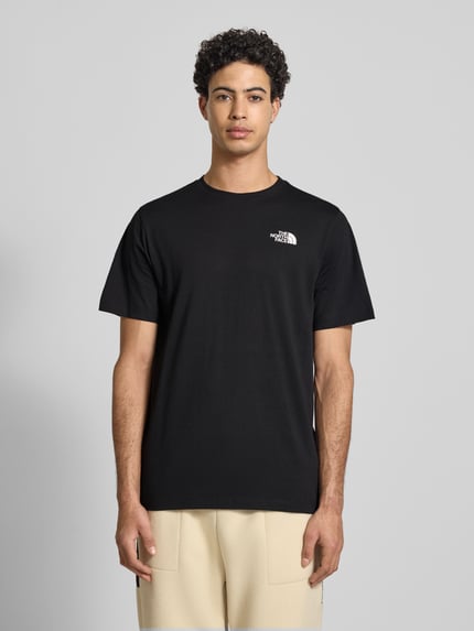 Männermodel trägt Regular Fit T-Shirt aus Baumwoll-Mix Modell 'VERTICAL' von The North Face mit Label-Print, Schwarz, Ganzkörperansicht von vorne. Herren T-Shirt, Rundhalsausschnitt, Rückenlänge bei Größe M 71 cm.