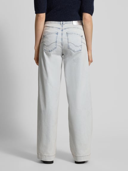 Frauenmodel trägt Jeans mit 5-Pocket-Design von MAC in hellem Blau, gerader Schnitt, Baumwoll-Mix, Ganzkörperansicht Rückansicht.