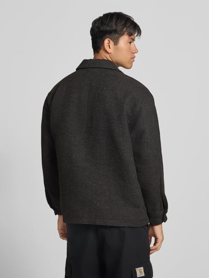 Männermodel trägt Regular Fit Hemdjacke mit Brusttasche Modell 'SOHO OLLIE' von JACK & JONES in Dunkelbraun mit feiner Struktur, Ganzkörperansicht Rückansicht. Rückenlänge und Schulterbreite laut Kontext.