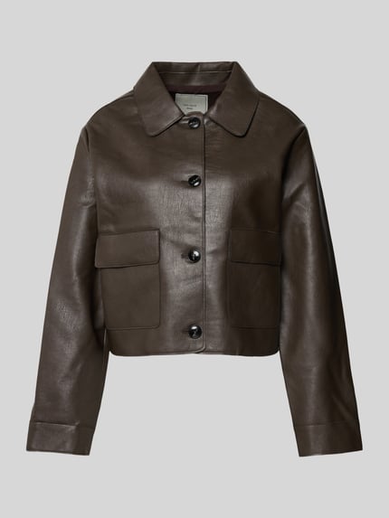 Produktfoto, Jacke in Leder-Optik Modell 'Romana' von Neo Noir in Dunkelbraun, gerader Schnitt, Umlegekragen, Knopfleiste, strukturierte Oberfläche, Rückenlänge 46 cm, Schulterbreite 41 cm, Brustweite 53 cm, Ärmellänge 50 cm, Größe 36.