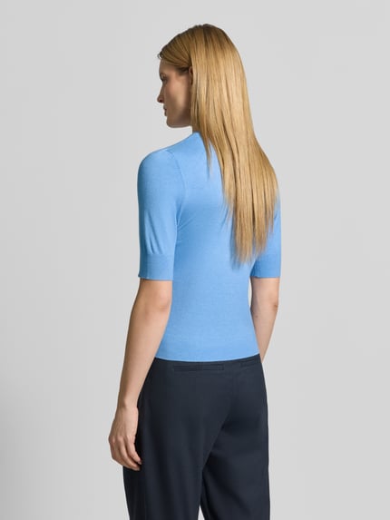 Frauenmodel trägt Slim Fit T-Shirt aus Viskose-Mix von s.Oliver RED LABEL in Strickoptik, Farbe Hellblau, Ganzkörperansicht Rückansicht.