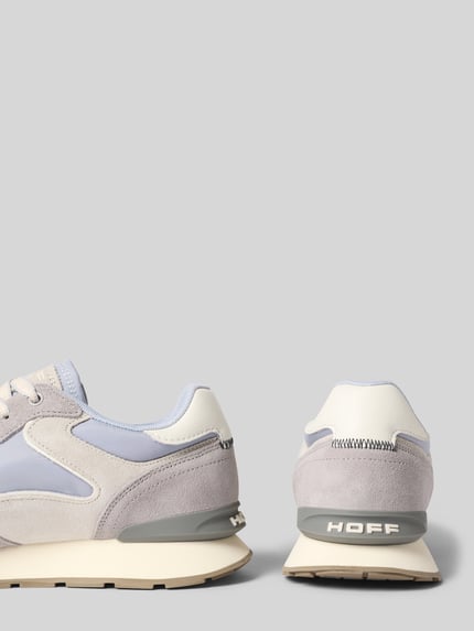 Produktfoto, Sneaker aus Leder-Mix mit Logo-Detail Modell 'City' von HOFF, abgerundete Passform, profiliertem Schnürverschluss, creme- und lilafarbene Texturen, 3 cm Absatz, 9 cm Schafthöhe, 7 cm Schaftweite