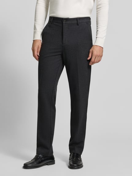 Männermodel trägt Straight Fit Stoffhose mit Viskose-Anteil von Lindbergh in Dunkelgrau, Bügelfalten, Nahaufnahme Unterkörper, Kontext Herren Stoffhose, elastischer Material-Mix, Knopf- und Reißverschluss, Bundweite Größe M 42 cm, Innenbeinlänge Größe M 80 cm.