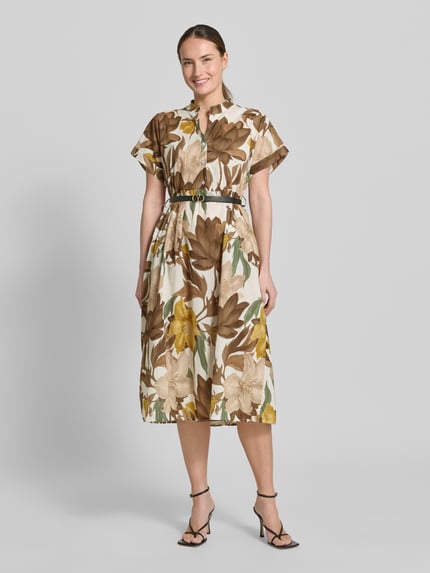 Frauenmodel trägt Midikleid mit Gürtel Modell 'Za44ritii' von ZABAIONE, Reine Baumwolle, Taillierter Schnitt, Tunikakragen, kurze Knopfleiste, Pinschließe, 1/2-Arm, florales Muster in Beige und Braun, Ganzkörperansicht von vorne.