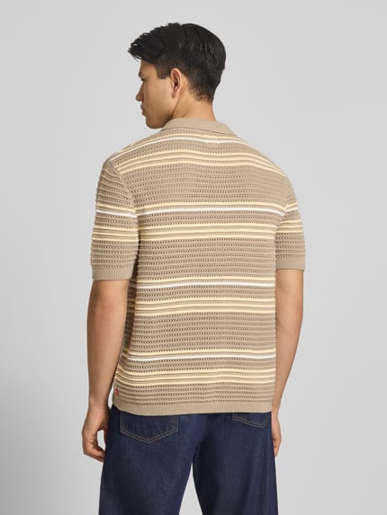 Männermodel trägt relaxed fit poloshirt aus reiner baumwolle modell 'LAGUNA' von Levi's®, beige-gestreept, tricotlook, ganzkörperansicht rückansicht.