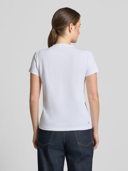 Modelka kobieca nosi białe Slim Fit Sport-T-Shirt aus Baumwoll-Mix von Lacoste, damskie sportowe t-shirt Lacoste Sport, widok całej sylwetki z tyłu