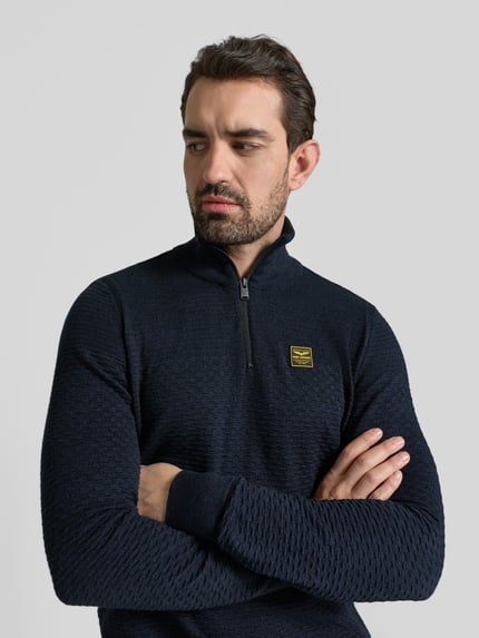 Męski model nosi Strickpullover mit gerippten Abschlüssen od PME Legend, bawełna, granatowy, regular fit, stójka, krótki zamek, zbliżenie na górną część ciała.