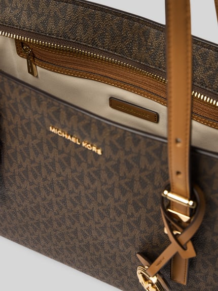 Produktfoto, Shopper mit Logo-Muster Modell 'QUINN' von MICHAEL Michael Kors in Braun mit goldfarbenem Schriftzug, Reißverschluss und Schulterriemen