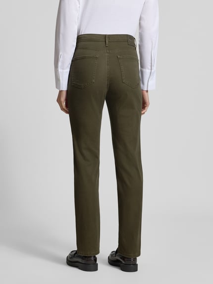 Frauenmodel trägt Regular Fit Gerade Hose aus Lyocell-Mix mit Modal-Baumwoll-Anteil Modell 'MARY' von Brax in Olive, Damen Gerade Hose, Ganzkörperansicht Rückansicht.