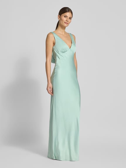 Vrouwenmodel draagt Slim Fit Abendkleid mit Rückenausschnitt van Jake*s Cocktail, satijn, v-hals, mouwloos, naadrits, lichtgroen, volledige lichaamsvooraanzicht.