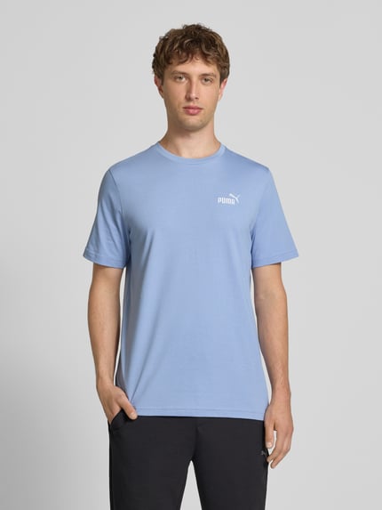 Männermodel trägt Regular Fit T-shirt mit gestikt logo van PUMA PERFORMANCE, puur katoen, ronde hals, ruglengte maat M 67 cm, volledig van voren
