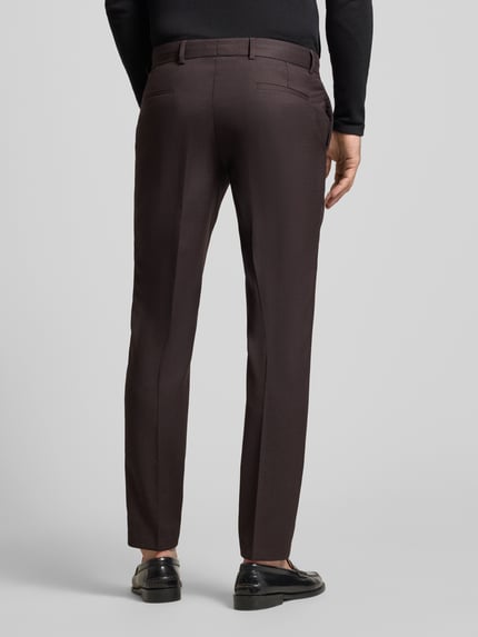 Männermodel trägt Straight Fit pantalon van zuivere scheerwol Model 'Paco' van CG – CLUB of GENTS, donkerbruin, bandplooien, zij- en achterzakken, knoop- en ritssluiting, ganzkörperansicht rückansicht.