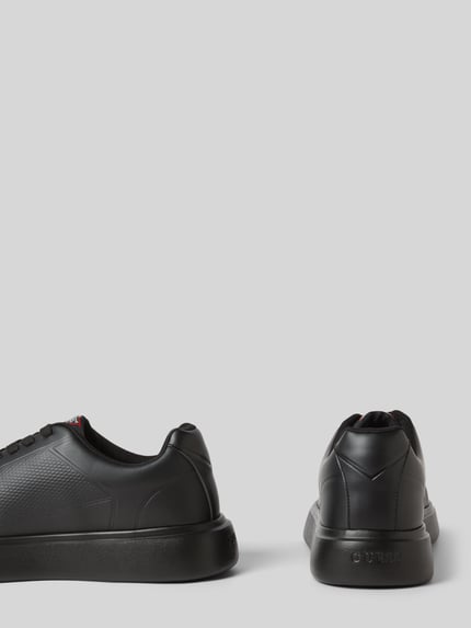 Produktfoto, Sneaker mit Schnürverschluss Modell 'PLEZIA' von Guess, schwarze Strukturierte Sohle, Label-Detail, abgerundete Spitze, Absatzhöhe 4 cm, Schafthöhe 7 cm, Schaftweite 7 cm, Herren Sneaker.