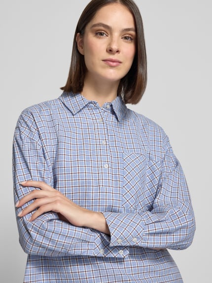 Vrouwenmodel draagt Regular Fit Blouse in all-over-look met borstzak van Emily Van den Bergh, lichtblauw, katoen, voorkant bovenlichaam close-up.