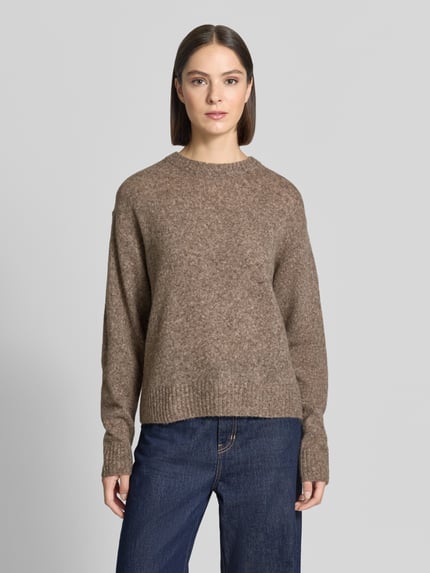Frauenmodel trägt Relaxed Fit Strickpullover aus Woll-Mix mit Alpaka-Anteil von FREE/QUENT, braune melierte Optik, gerippte Abschlüsse, Nahaufnahme Oberkörper. Damen Strickpullover, Rundhalsausschnitt, Rückenlänge 58 cm, Ärmellänge 56 cm.