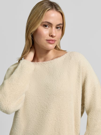 Vrouwenmodel draagt Regular Fit Pullover met viscose van s.Oliver BLACK LABEL in crème, zachte textuur, Nahaufnahme Oberkörper.