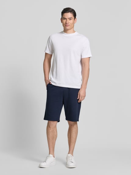 Männermodel trägt Relaxed Fit Bermudas aus Baumwoll-Mix Modell 'DETROIT' von s.Oliver RED LABEL, navy, Waffelstruktur, Ganzkörperansicht von vorne.