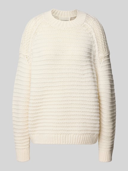 Produktfoto, Strickpullover aus Wolle mit Rundhalsausschnitt von Closed in Creme, Grobstrick, gerippter Saum, Straight Fit, reine Wolle