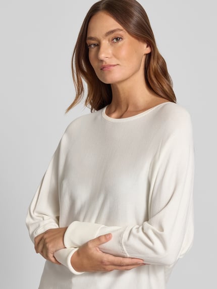 Vrouwenmodel draagt Relaxed Fit Pullover uit viscosemix Model 'Morla' van B.Young in tricotlook met ronde hals, kleur gebroken wit. Nahaufnahme Oberkörper.