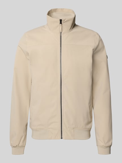 Produktfoto, Regular Fit Jacke mit Stehkragen Modell 'Alvin' von Didriksons in Beige mit Reißverschluss, elastischen Abschlüssen, Eingrifftaschen, Rückenlänge 69 cm, Schulterbreite 44 cm, Brustweite 54 cm, Ärmellänge 70 cm, glatte Struktur und klare Linien.
