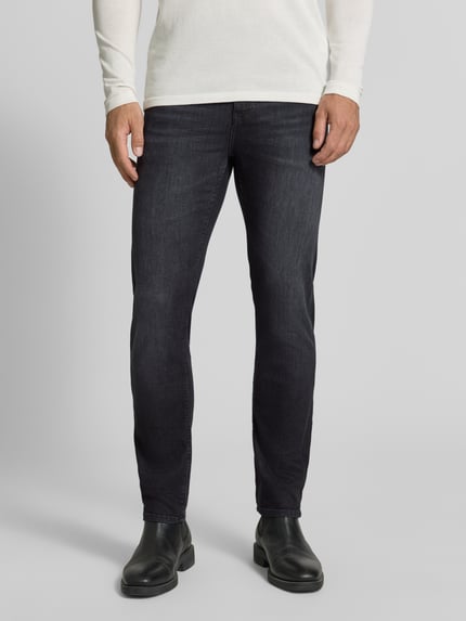 Männermodel trägt Slim Fit Jeans aus Baumwoll-Mix Modell 'Delaware' von BOSS, Herren Straight Fit Jeans, dunkler Denim, Nahaufnahme Oberkörper.