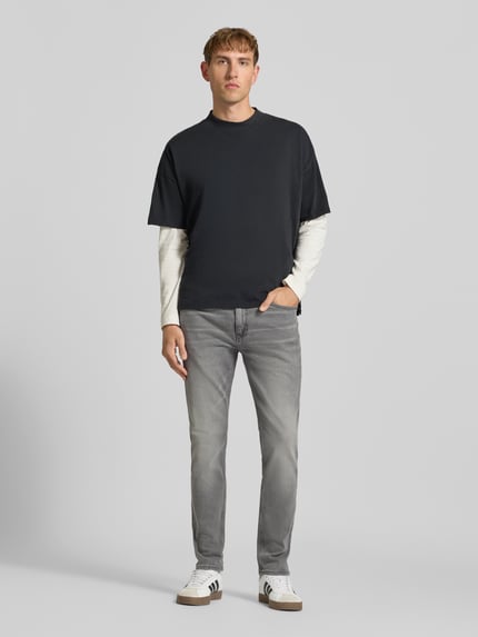 Männermodel trägt graue slim jeans aus Baumwoll-Mix Super Slim Fit Jeans aus Baumwoll-Mix Modell 'Zane' von HUGO, Herren slim fit jeans von HUGO Blue, Ganzkörperansicht von vorne