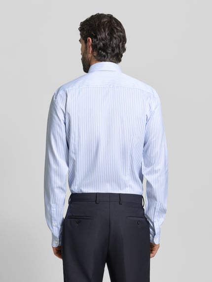 Männermodel trägt Slim Fit Business-Hemd mit Kentkragen von Jake*s, Elastischer-Material-Mix, Langärmelig, Ganzkörperansicht Rückansicht.
