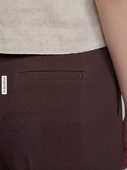 Vrouwenmodel draagt Wide Leg Weite broek uit viscosemix model 'Lillyth' van Raphaela By Brax in bruin, detailopname achterkant.