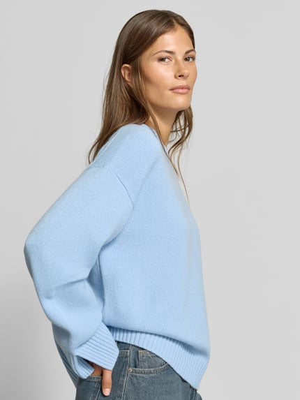 Frauenmodel trägt Regular Fit Pullover aus Woll-Mix mit Kaschmir-Anteil von MYON in hellblau, Strick-Optik, Nahaufnahme Oberkörper.