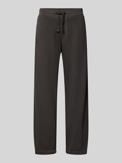 Produktfoto, schwarze Relaxed Fit Sweathose aus reiner Baumwolle von G-Star RAW vor grauem Hintergrund, glatte Textur