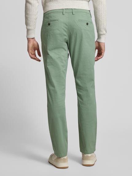 Männermodel trägt Stoffhose mit Gesäßtaschen van Christian Berg Men, katoenmix, rechte snit, mintgroen, volledige rugaanzicht.