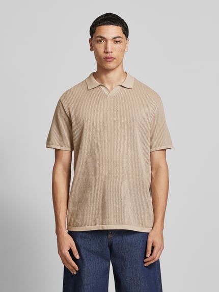 Männermodel trägt Strickshirt mit Baumwoll-Anteil Modell 'JERRY' von Jack & Jones, beige, gerader Schnitt, semitransparent, Ganzkörperansicht von vorne.