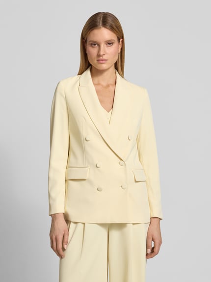 Vrouwenmodel draagt Regular Fit Blazer mit Pattentaschen van Christian Berg Cocktail in lichtgeel materiaalmix met stretch, dubbele rij knopen, reverskraag en klepzakken, ruglengte bij maat 36 is 70 cm, geheelvooraanzicht bovenlichaam.