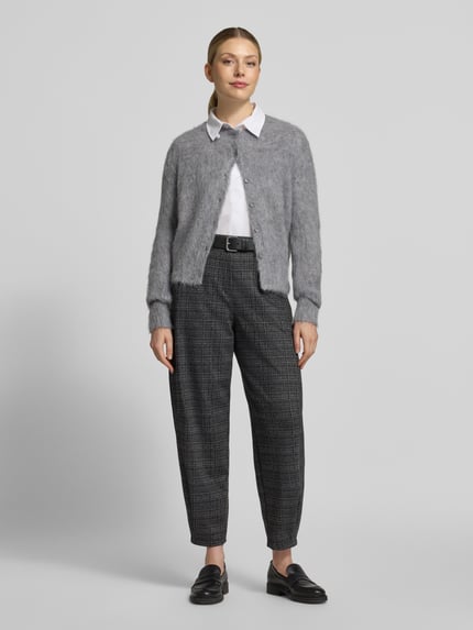 Frauenmodel trägt Regular Fit Hose mit Bundfalten Tilda Jump in von MAC mit Glencheck Muster, seitlichen Taschen, Ganzkörperansicht von vorne.