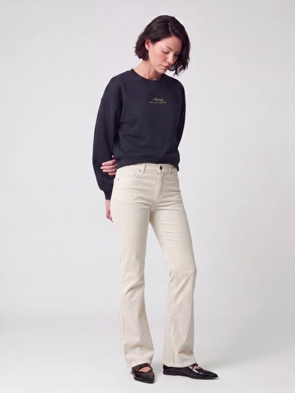 Frauenmodel trägt Cordhose mit ausgestelltem Bein von Pepe Jeans in Unifarbe, 5-Pocket-Design, Cordstruktur, Knopfverschluss, Ganzkörperansicht von vorne.