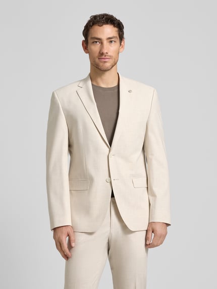 Männermodel trägt Regular Fit Anzug mit Viskose-Anteil von HECHTER PARIS in Beige, Elastischer-Material-Mix, Ganzkörperansicht von vorne. Bundweite 45 cm, Rückenlänge 74 cm, Schulterbreite 43 cm, Ärmellänge 64 cm, Innenbeinlänge 83 cm, Reverskragen, Brusttasche, Paspeltaschen, 2-Knopfleiste.