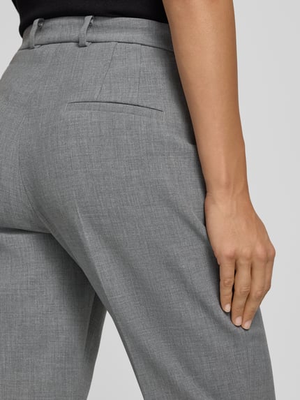 Kobieta nosi spodnie z mieszanki wiskozy i bawełny model 'KRYSTAL' od CAMBIO, szare, gładka tekstura, zbliżenie na biodra, kontekst: damskie spodnie od CAMBIO.