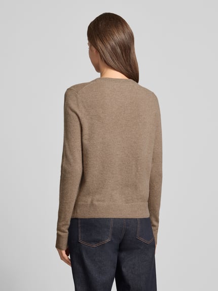 Frauenmodel trägt Strickjacke aus reinem Kaschmir mit durchgängiger Knopfleiste von Christian Berg Woman, Regular Fit, gerippte Abschlüsse, Ganzkörperansicht Rückansicht.