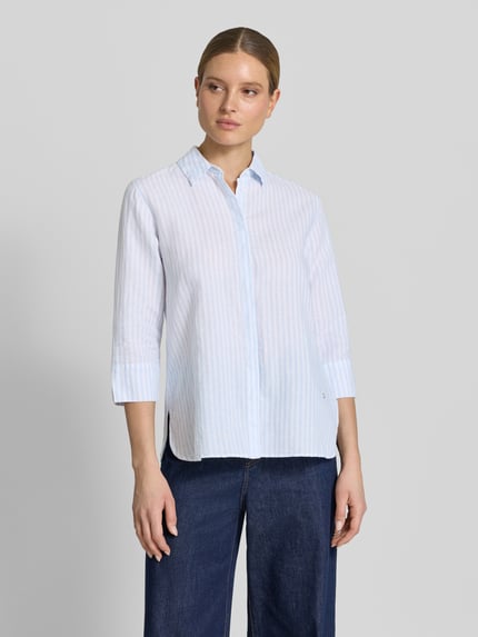 Modelka kobieca nosi Regular Fit Hemdbluse aus reiner Baumwolle Modell 'VIKI' od Brax, jasny pasiasty wzór, bawełna, krój regular fit, kołnierzyk koszulowy, zapięcie na guziki, 3/4 rękawy, widok całej sylwetki z przodu.