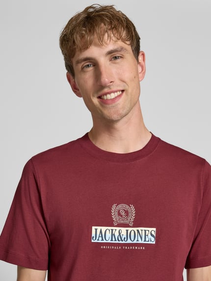 Męski t-shirt z bawełny w kolorze bordowym, nadruk z logo, prosty krój, okrągły dekolt, Model 'FREDERIKSBERG' od JACK & JONES, długość tyłu w rozmiarze M: 70 cm, Nahaufnahme górnej części ciała.