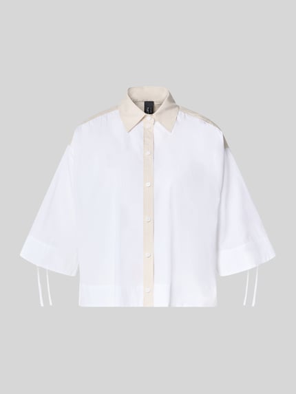 Produktfoto, Boxy Fit Bluse mit 3/4-Arm von Marc Cain aus reiner Baumwolle, weiß-beige mit Hemdblusenkragen und Knopfleiste, klare Linien