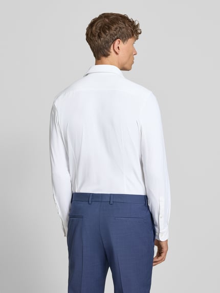 Männermodel trägt Slim Fit Business-Hemd mit Haifischkragen von Jake*s aus weißem Material-Mix mit Stretch-Anteil, Strukturmuster, Ganzkörperansicht Rückansicht. Rückenlänge 78 cm, Schulterbreite 48 cm, Ärmellänge 68 cm, Größe 39/40.