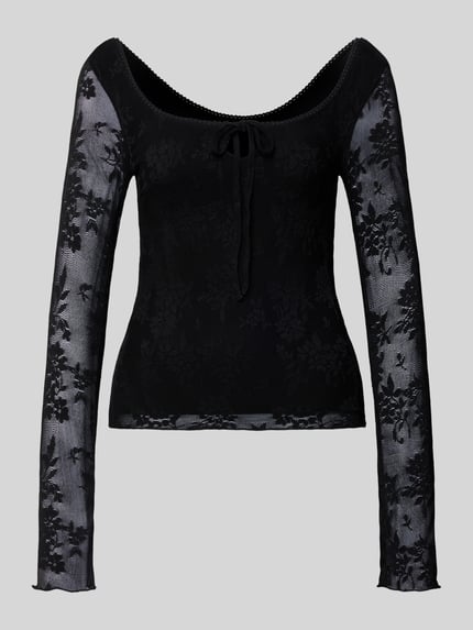 Produktfoto, semitransparentes Longsleeve mit Schnürung van Gina Tricot, materiaalmix met stretch, slim fit, vierkante hals, semi-transparant, zwarte kleur, ruglengte maat S 29 cm, dames shirt met lange mouwen met vetersluiting en bloemenstructuur.