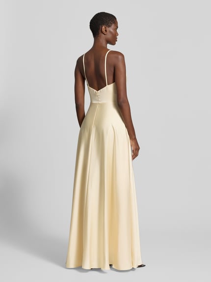 Kobiece modelka nosi Maxikleid aus Satin mit Drapierungen od Laona, satyna, A-linia, dekolt V, drapowania, cienkie ramiączka, zamek, długość tyłu w rozmiarze 36: 127 cm, szerokość w rozmiarze 36: 32 cm, jasny kolor, gładka tekstura, widok całej sylwetki z tyłu.