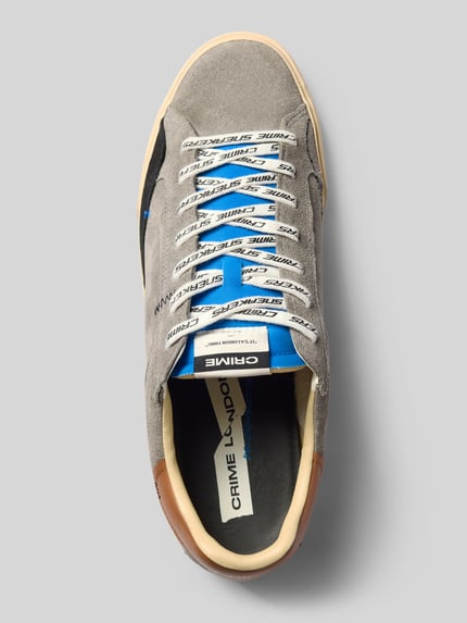 Produktfoto, Sneaker mit Label-Details van Crime London, grijs suede, contrastgarnering, structuurzool, voorgevormd model, Heren sneakers, hakhoogte maat 44: 3 cm, schachthoogte: 8 cm, schachtbreedte: 10 cm