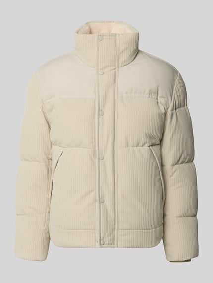 Produktfoto, cremefarbene Regular Fit Steppjacke mit Label-Patch Modell 'Ocord' von BOSS Orange, dezente Streifenstruktur