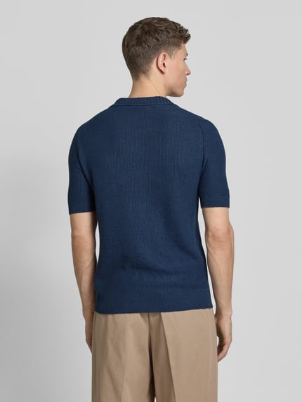 Männermodel trägt Slim Fit Poloshirt mit V-Ausschnitt von GRAN SASSO aus Flachs-Baumwoll-Mix in Dunkelblau, Ganzkörperansicht Rückansicht.