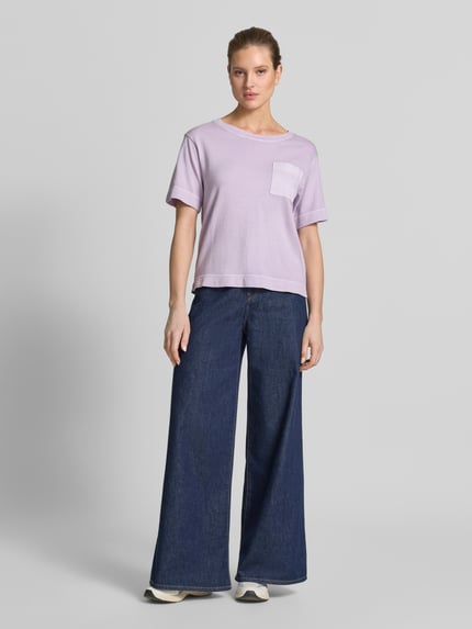 Kobiece model prezentuje Comfort Fit T-Shirt aus reiner Baumwolle von Marc O'Polo, jednolity kolor, krój comfort fit, nadruk z logo, okrągły dekolt, krótki rękaw, prążkowane zakończenia, brustasza, drobny splot, bawełna, całe ciało z przodu.