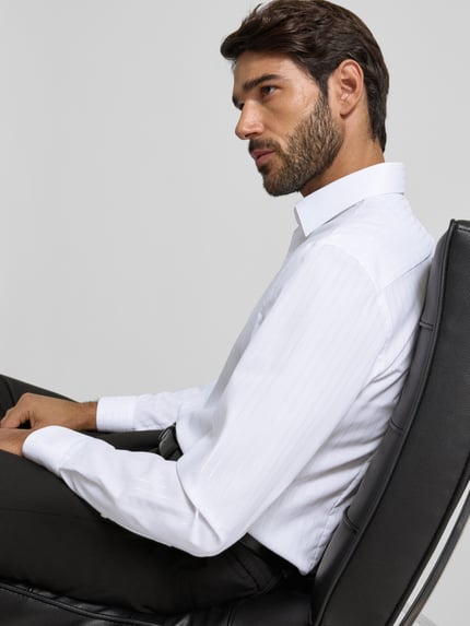 Männermodel trägt Slim Fit Business-Hemd mit Kentkragen von Jake*s, weiß, Baumwoll-Mix, Nahaufnahme Oberkörper, seitliche Perspektive.