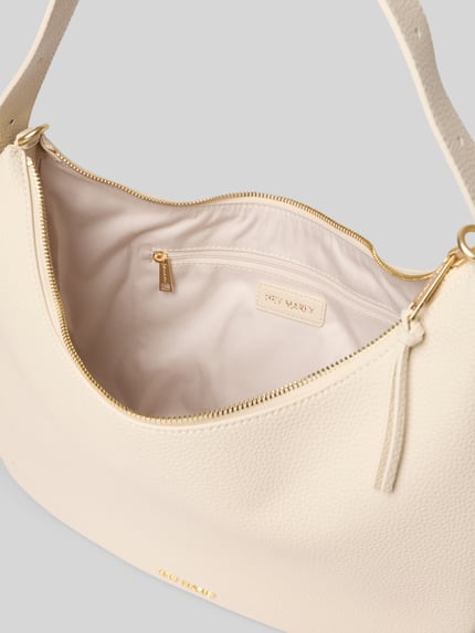 Produktfoto, Halfmoon Bag mit Label-Detail Modell 'Lifetime Sister' von Hey Marly, skóra bydlęca, główna przegroda z zamkiem błyskawicznym, przegródka zapinana na zamek błyskawiczny wewnątrz, szerokość w rozmiarze 1: 33 cm, długość w rozmiarze 1: 28 cm, głębokość w rozmiarze 1: 13 cm, długość paska na ramię w rozmiarze 1: 53 cm, kremowy kolor, złote detale, ziarnista faktura, łukowaty kształt.